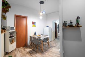 Una cocina y un comedor con mesa y sillas. en Oisum Home, en Iglesias