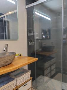 uma casa de banho com uma cabina de duche em vidro e um lavatório. em Habitación doble em Astigarraga