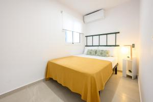 Cama o camas de una habitación en New apartment city & sea - 3 bedroom - by 10toSea