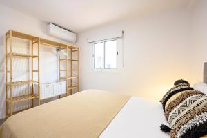 Cama o camas de una habitación en New apartment city & sea - 3 bedroom - by 10toSea
