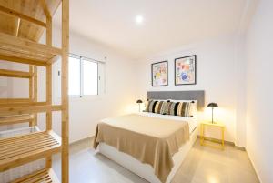 Un dormitorio blanco con una cama y una ventana. en New apartment city & sea - 3 bedroom - by 10toSea, en Fuengirola