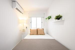 Habitación pequeña con sofá y ventana en New apartment city & sea - 3 bedroom - by 10toSea, en Fuengirola