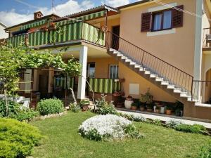 uma casa com uma escada no quintal em Apartments Palma em Rovinj