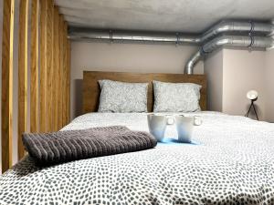 sypialnia z łóżkiem z dwoma kubkami w obiekcie Zarembowicza A38 Apartment - Self Check-In 20h - Parking &Lift we Wrocławiu