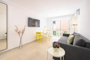 una sala de estar con un sofá y una mesa en New apartment city & sea - 3 bedroom - by 10toSea, en Fuengirola