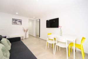 Una televisión o centro de entretenimiento en New apartment city & sea - 3 bedroom - by 10toSea