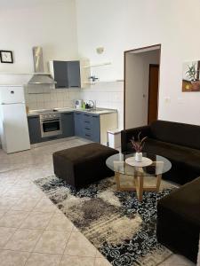 - un salon avec deux canapés et une table dans l'établissement MARTINA 1, à Bašanija