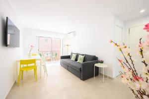 Una televisión o centro de entretenimiento en New apartment city & sea - 3 bedroom - by 10toSea