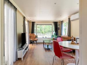 TV a/nebo společenská místnost v ubytování Serene Forest Stay with Comfort