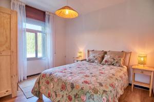 1 dormitorio con 1 cama y 2 mesitas de noche en Casa de Playa en Corrubedo, en Ribeira