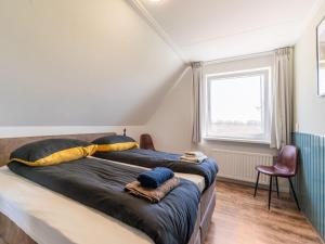 um quarto com 2 camas e uma janela em Cozy holiday home in Oploo in a wonderful environment em Oploo