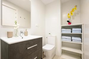 Un baño de New apartment city & sea - 3 bedroom - by 10toSea