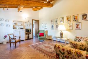 a living room with a couch and a table and chairs at Appartamenti le Ginestre in Lupompesi