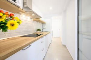 Una cocina o zona de cocina en New apartment city & sea - 3 bedroom - by 10toSea