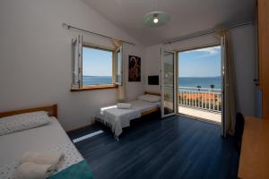 una camera con 2 letti e un balcone con vista sull'oceano di Holiday Home Andrija a Podstrana