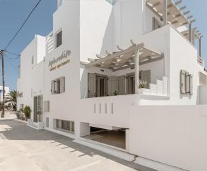 eine Darstellung eines weißen Gebäudes in der Unterkunft Aphrodite Luxury Apartments in Agios Prokopios