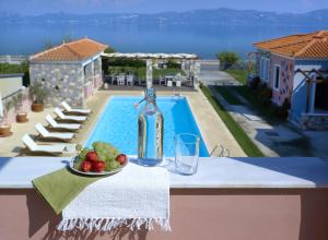 Bazén v ubytování Aeolis Apartments & Studios nebo v jeho okolí