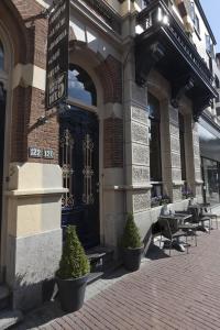 a brick building with a bench outside of it at Hotel Sleep-Inn Box 5 in Nijmegen