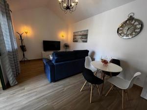 a living room with a blue couch and a table and chairs at El Caseto in Costa Calma