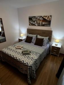 - une chambre avec un grand lit et 2 tables de chevet dans l'établissement El Caseto, à Costa Calma
