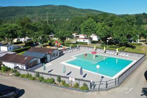 an overhead view of a swimming pool with chairs at Mobil-home in Foix