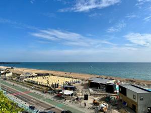 vista su una spiaggia con l'oceano sullo sfondo di Funky 1 Bedroom Apartment Next to the Sea a Brighton & Hove