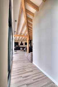 een open hal met houten plafonds en een woonkamer bij Najade Resort Het Gooi in Eemnes