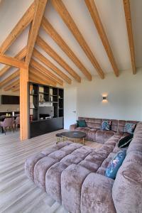 sala de estar con sofá grande y mesa en Najade Resort Het Gooi, en Eemnes