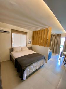 a bedroom with a large bed in a room at Flats em Salvador à 150m da praia in Salvador