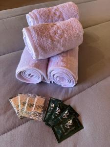 two towels and a package of soap on a couch at Casa Rosada seu refúgio na serra in Miguel Pereira