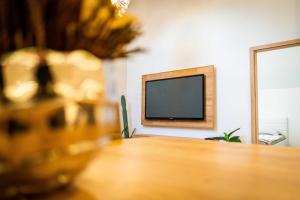 Televízia a/alebo spoločenská miestnosť v ubytovaní Apartmán ZA-KA 3 ubytování Litovel