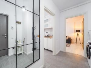 een hal met een glazen deur naar een keuken bij Bohemian Bliss in Sibiu +27 foto's