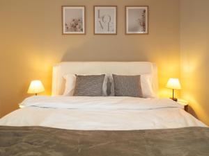 ein Schlafzimmer mit einem großen weißen Bett mit zwei Lampen in der Unterkunft Bohemian Bliss in Sibiu