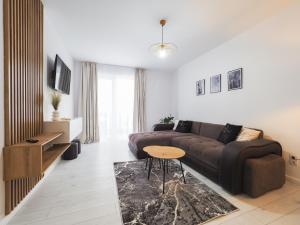 een woonkamer met een bank en een tafel bij Bohemian Bliss in Sibiu