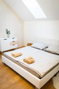 ein Schlafzimmer mit einem Bett mit zwei Handtüchern darauf in der Unterkunft Apartmán ZA-KA 3 ubytování Litovel in Červenka