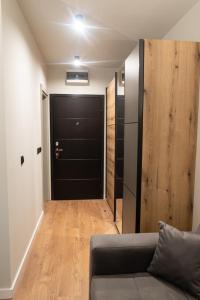 un soggiorno con divano e porta nera di Apartman Aleni - Bela Reka, Brzeće a Brzeće