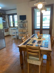 uma cozinha com uma mesa de madeira com cadeiras e uma sala de jantar em Accanto a Firenze em Prato