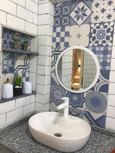 y baño con lavabo y espejo. en GÜNEŞ APART OTEL, en Pamukkale