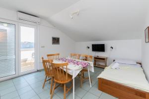 Televízia a/alebo spoločenská miestnosť v ubytovaní Apartments Ivan M