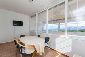 Televízia a/alebo spoločenská miestnosť v ubytovaní Apartments Ivan M