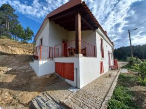 uma casa no lado de uma colina em Quinta da Peça Douro Vinhateiro em Vila Real