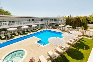 an aerial view of a hotel pool with chairs and umbrellas at Greenporter Hotel in Greenport