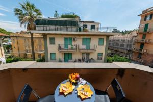 a table with a bowl of food on top of a building at Casa Daniele - Centralissima sul porto di Rapallo in Rapallo