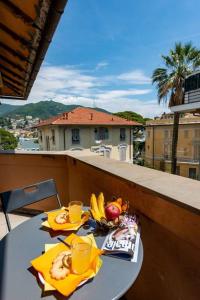 a table with fruit on it on a balcony at Casa Daniele - Centralissima sul porto di Rapallo in Rapallo