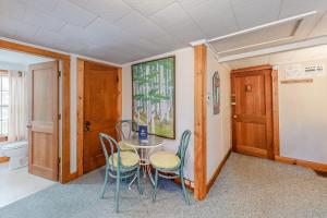 Rustic Lake Retreat في Standish: غرفة طعام مع طاولة وكراسي