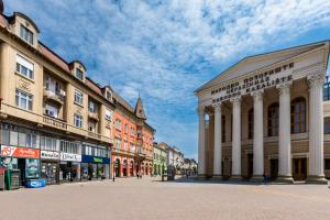 una calle de la ciudad con edificios en un día nublado en Center Point, en Subotica