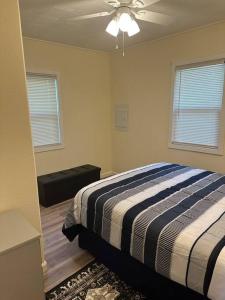 1 dormitorio con 1 cama y ventilador de techo en NEW Private House A with Carports EV Plugin L2, en Twin Falls