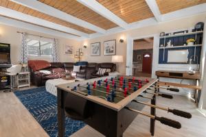 una sala de estar con una pelota de fútbol sobre una mesa en Aqua Dreams - Six fireplaces, arcade machine, foosball, and hot tub, en Big Bear City