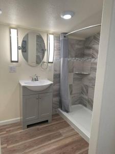 een badkamer met een wastafel en een douche bij NEW Private House A with Carports EV Plugin L2 in Twin Falls