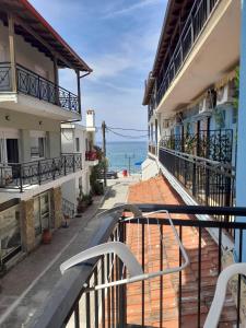 einen Balkon mit Meerblick von einem Hotel in der Unterkunft Faros in Platamonas